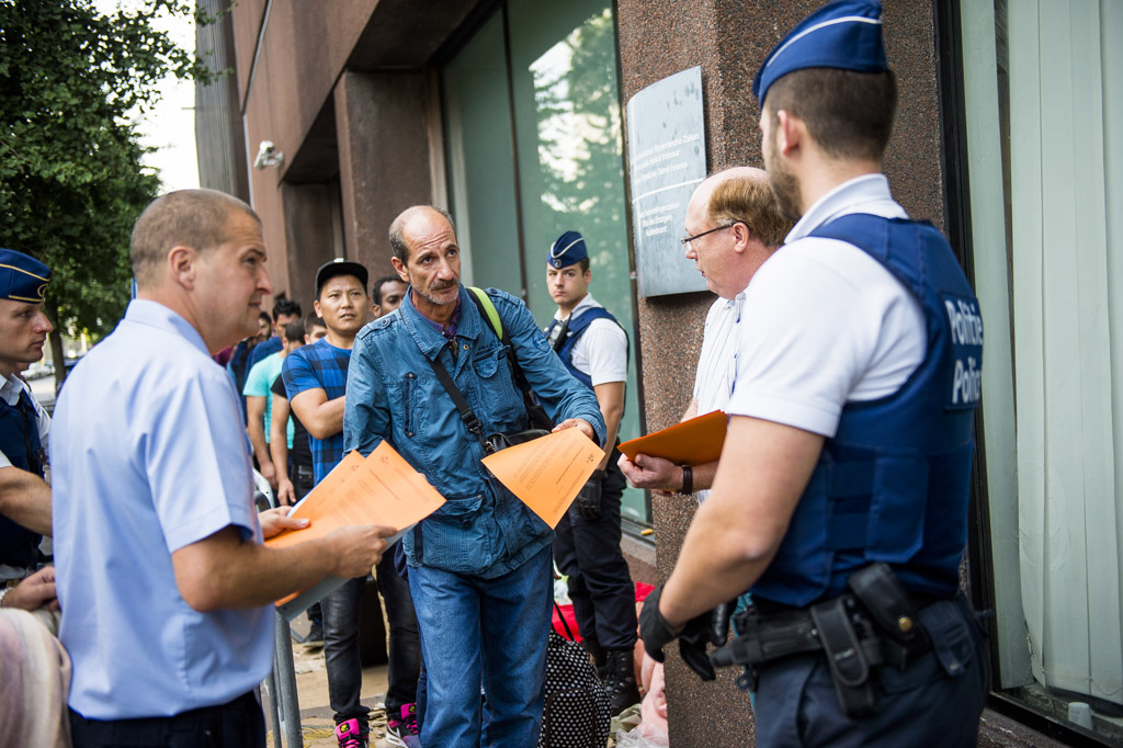 Flüchtlinge vor dem Ausländeramt in Brüssel (Archivbild vom 31. August 2015)