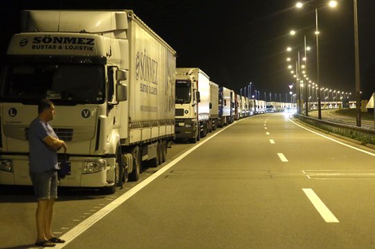 LKW am serbisch-kroatischen Grenzübergang Batrovci-Bajakovo (23.9. abends)