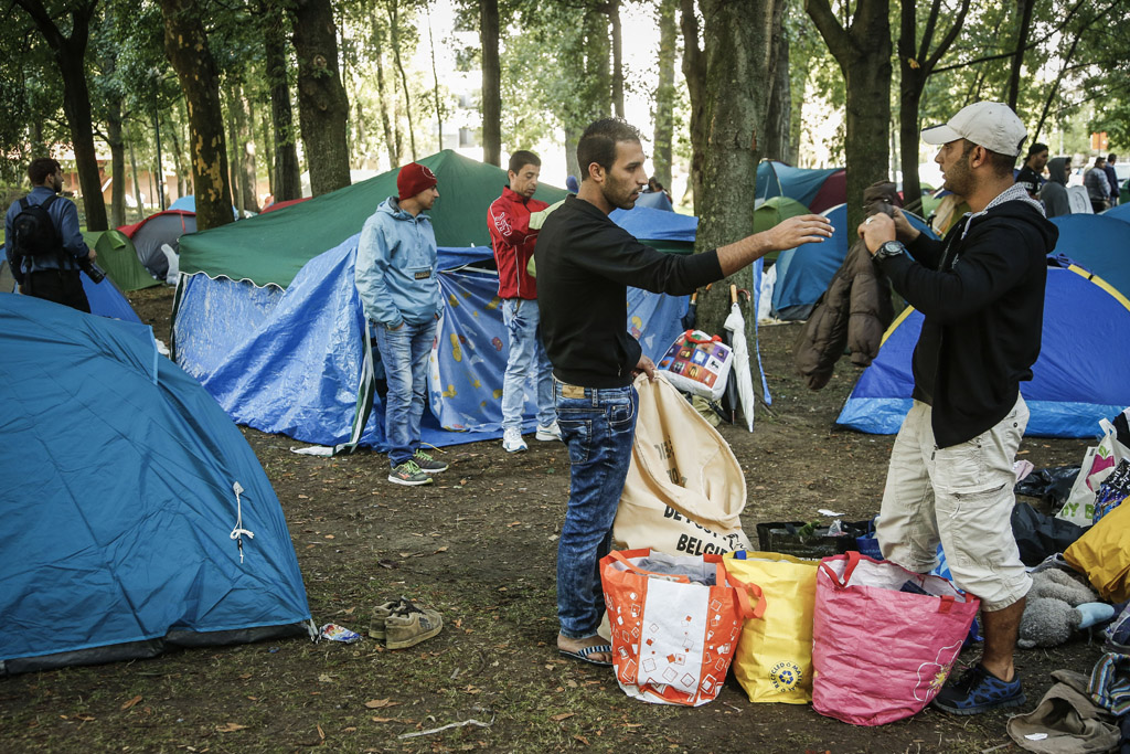 Helfer und Flüchtlinge in einem improvisierten Camp in der Nähe des Ausländeramtes in Brüssel