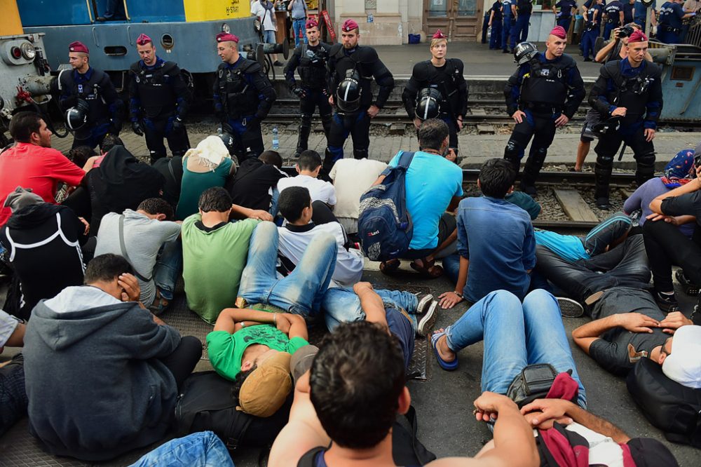 Behörden verweigern den Flüchtlingen den Zugang zum Bahnhof