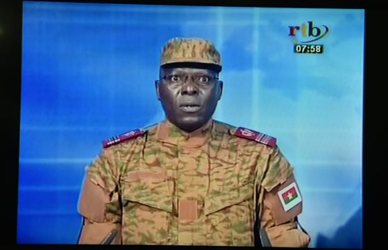 Ein Mann in der Uniform der Präsidentengarde gibt im staatlichen Fernsehen die Auflösung der Regierung von Burkina Faso bekannt