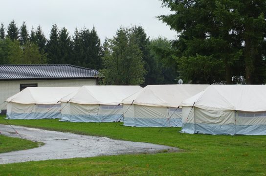 Campingplatz Oos Heem Deidenberg nimmt weitere Flüchtlinge auf - Mitarbeiter des Zivilschutzes haben 25 Zelte aufgebaut