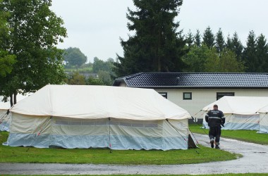 Campingplatz Oos Heem Deidenberg nimmt weitere Flüchtlinge auf - Mitarbeiter des Zivilschutzes haben 25 Zelte aufgebaut