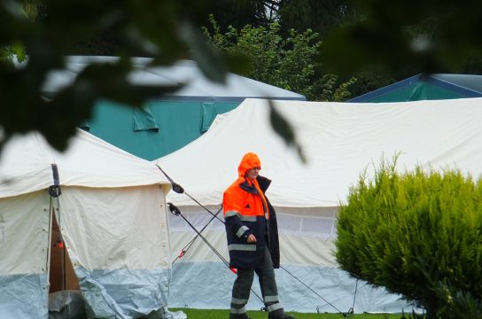 Campingplatz Oos Heem Deidenberg nimmt weitere Flüchtlinge auf - Mitarbeiter des Zivilschutzes haben 25 Zelte aufgebaut
