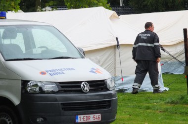 Campingplatz Oos Heem Deidenberg nimmt weitere Flüchtlinge auf - Mitarbeiter des Zivilschutzes haben 25 Zelte aufgebaut