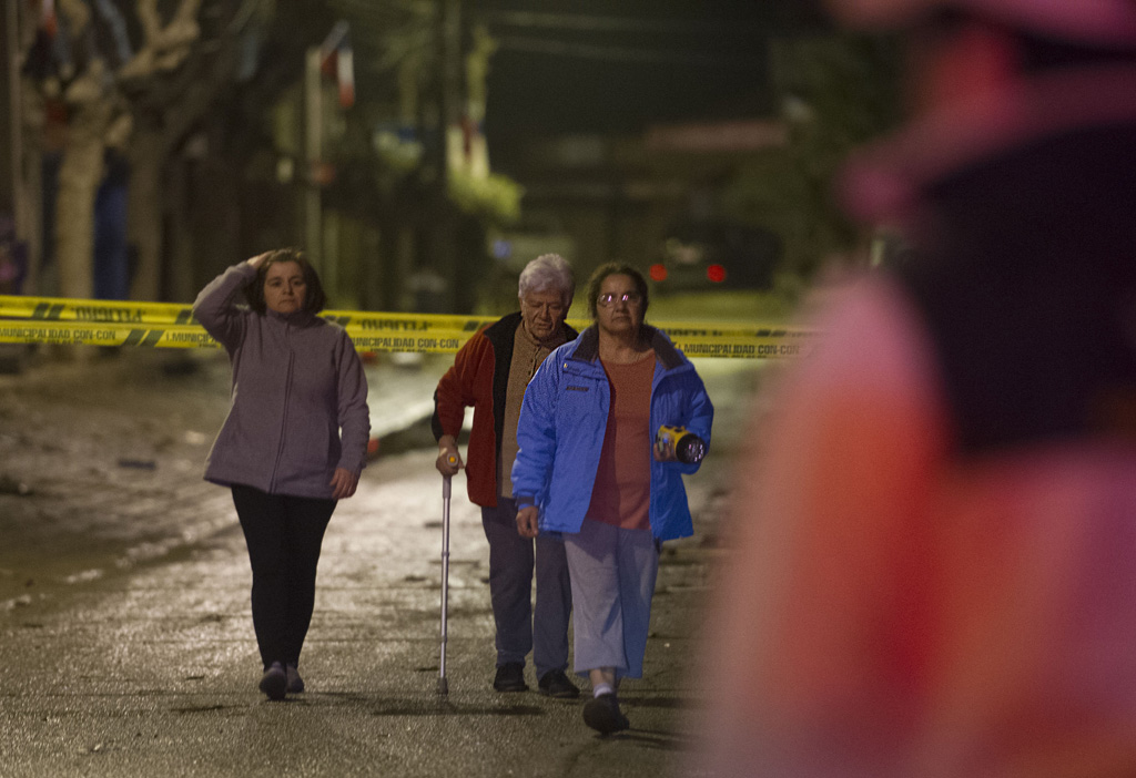 Schweres Erdbeben in Chile: Die Menschen bleiben aus Angst vor Nachbeben zur Sicherheit draußen (Bild: Concon)