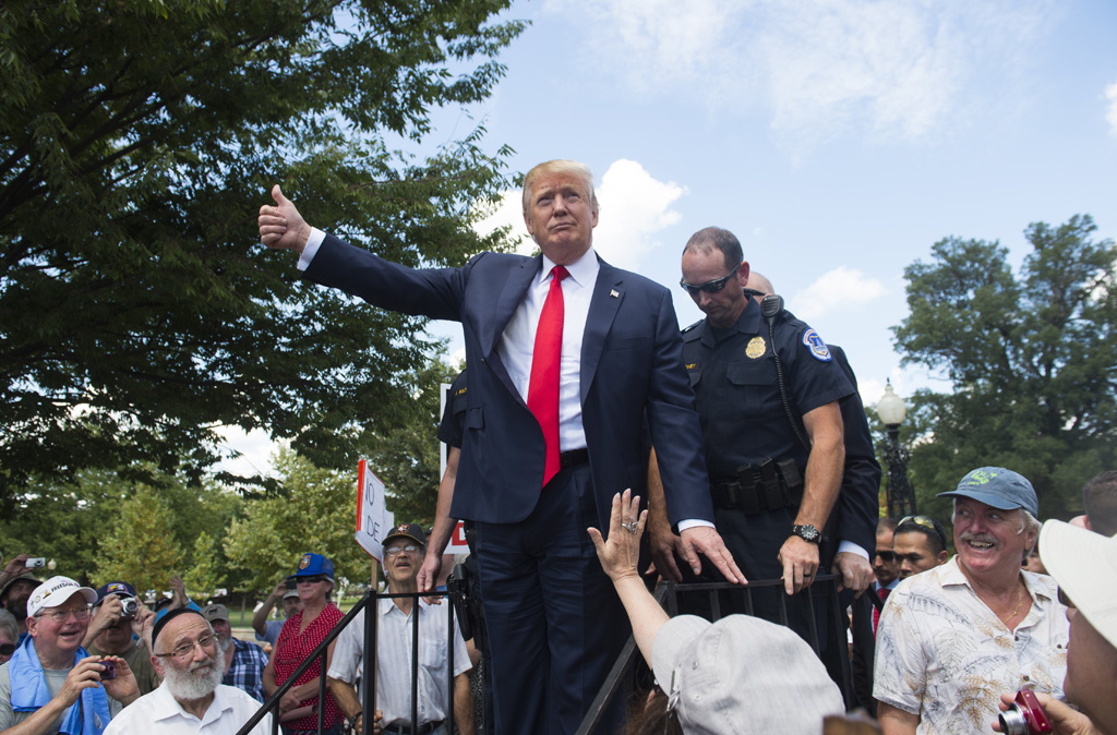 Der republikanische US-Präsidentschaftsbewerber Donald Trump (M.) am 9.9. in Washington DC