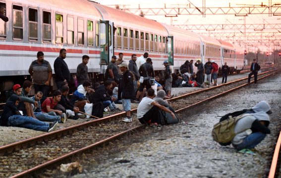 Flüchtlinge ruhen sich auf den Bahngleisen im Bahnhof in Dugo Selo bei Zagreb aus
