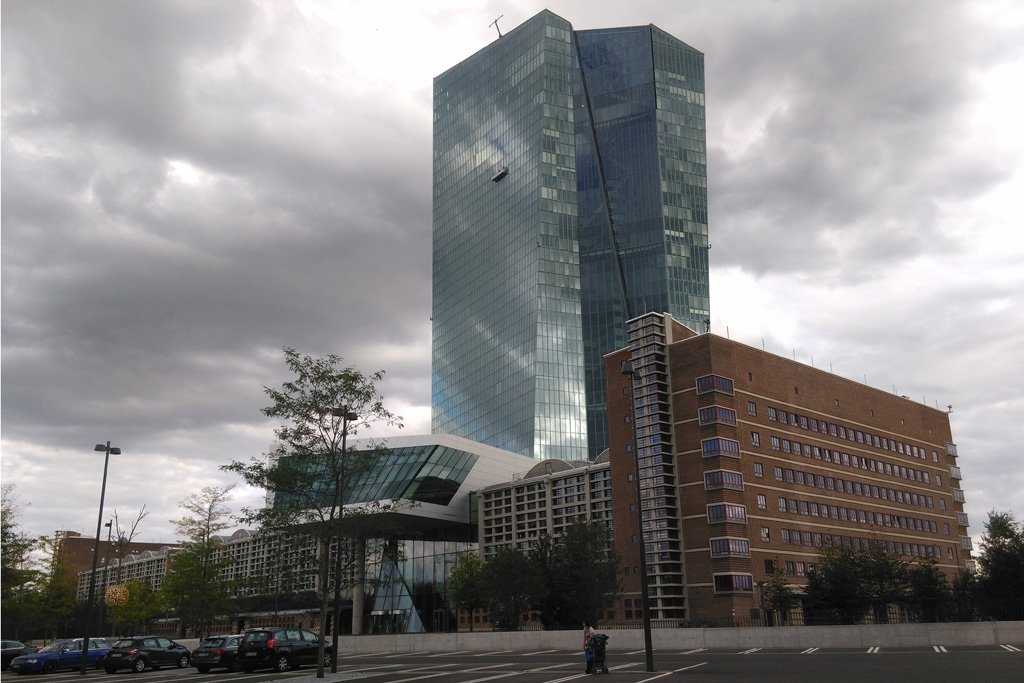 Dunkle Wolken über dem EZB-Gebäude in Frankfurt