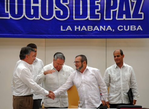 Kolumbiens Präsident Juan Manuel Santos (l.) und Farc-Anführer Rodrigo Londoño alias "Timochenko" geben sich die Hand