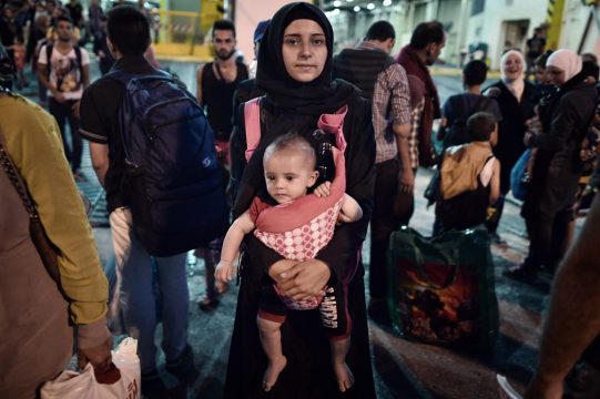 Griechenland bringt Flüchtlinge mit Fähren von den Ägäisinseln aufs Festland