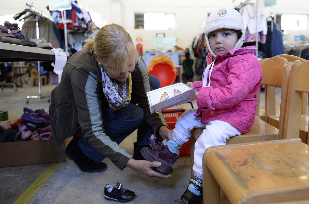 München: Syrisches Flüchtlingskind bekommt neue Schuhe