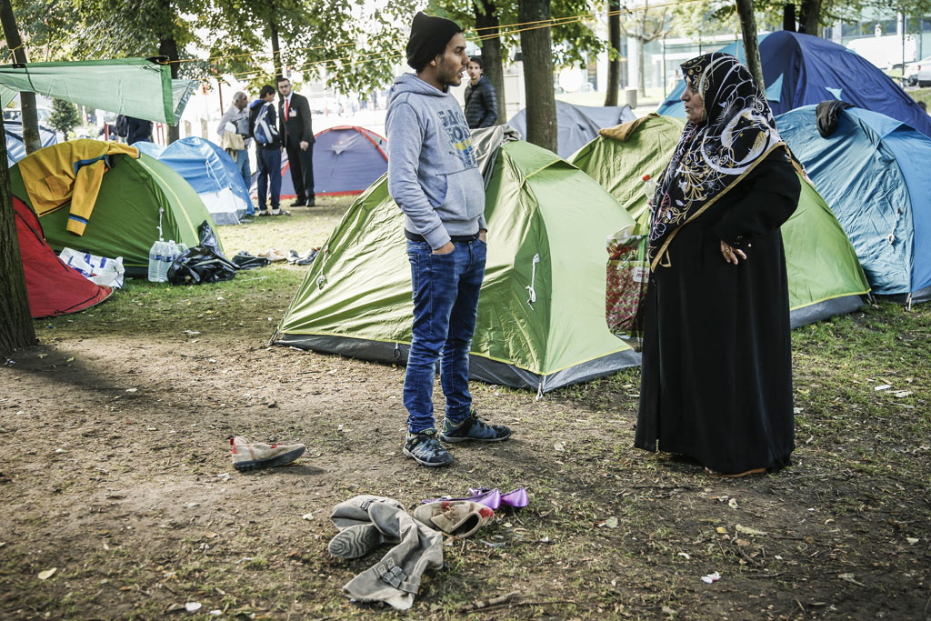 Flüchtlinge zelten in Parkanlagen nahe des Ausländeramts in Brüssel