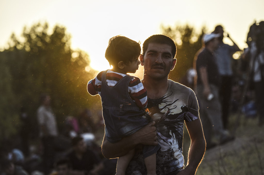 Syrischer Flüchtling mit seinem Sohn an der türkisch-bulgarischen Grenze (15.9.)
