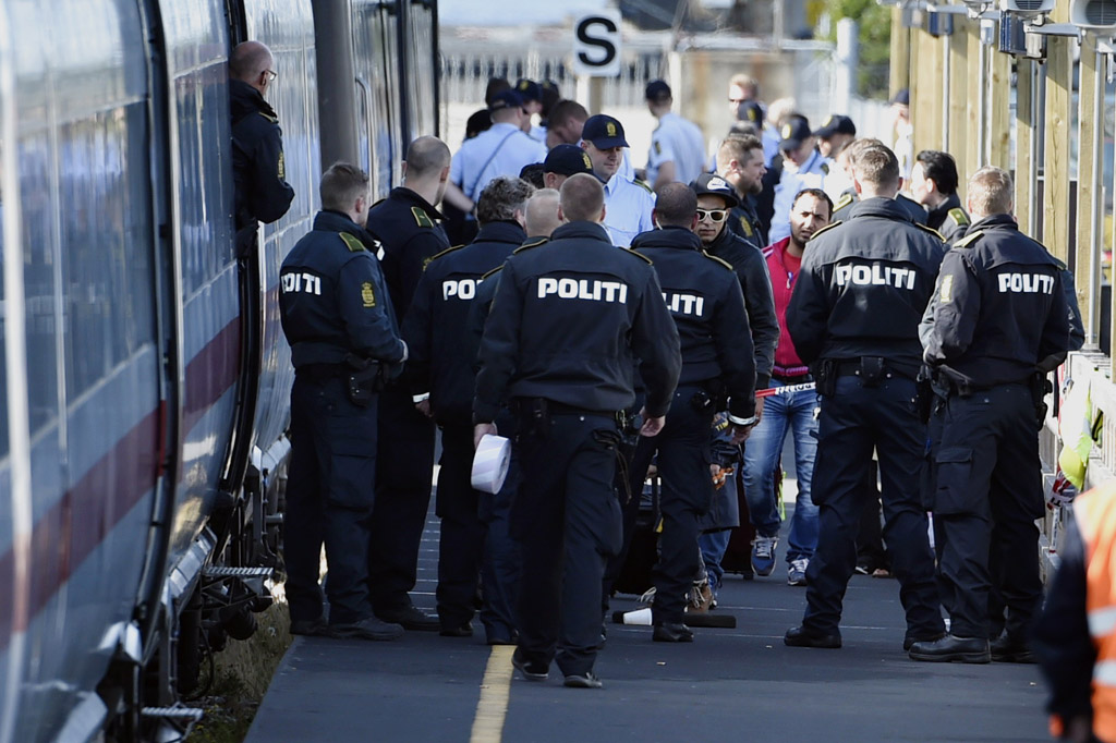 Polizei und Flüchtlinge am Bahnhof Rodby im Süden Dänemarks