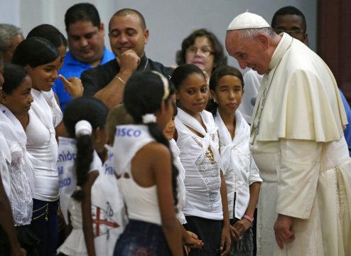 Papst Franziskus mit Kindern in einer Basilika in El Cobre, Santiago de Cuba