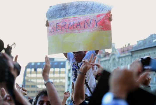 Vor dem Ostbahnhof von Budapest: Flüchtling mit einem "Deutschland"-Schild