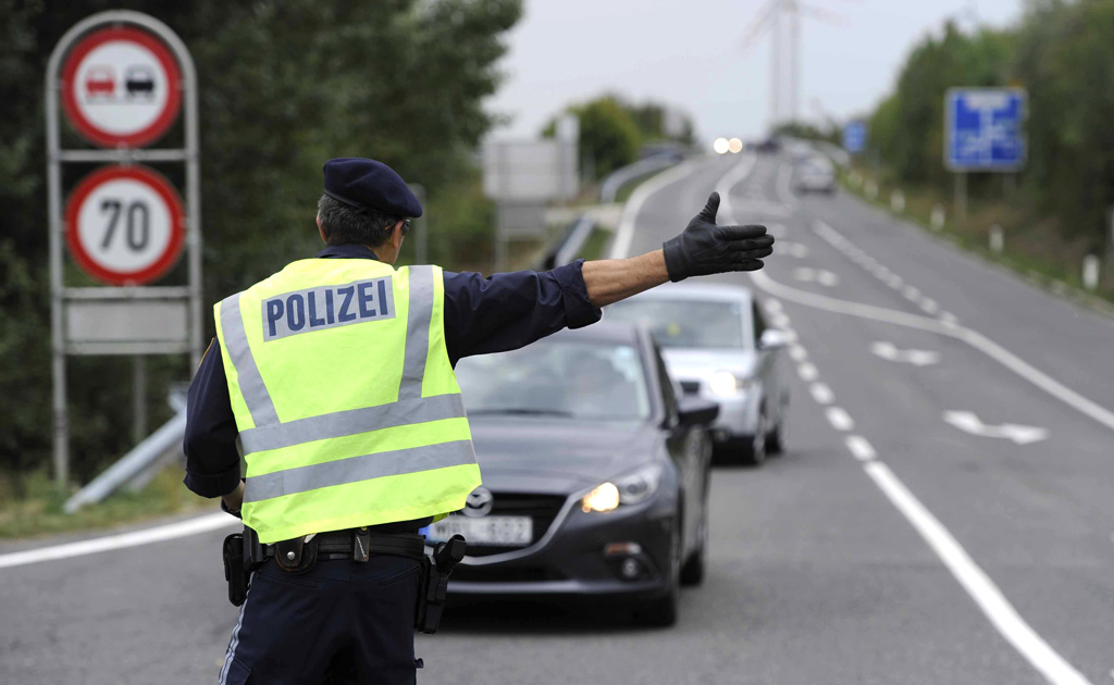 Österreichische Polizisten führen bei Nickeldorf an der österreichisch-ungarischen Grenze Grenzkontrollen durch