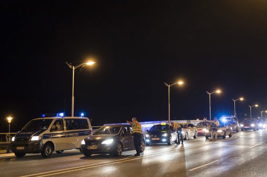 Grenzkontrolle am Sonntagabend in Freilassing an der deutsch-österreichischen Grenze