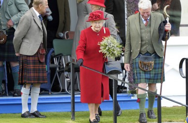 Königin Elizabeth besucht die Highland Games