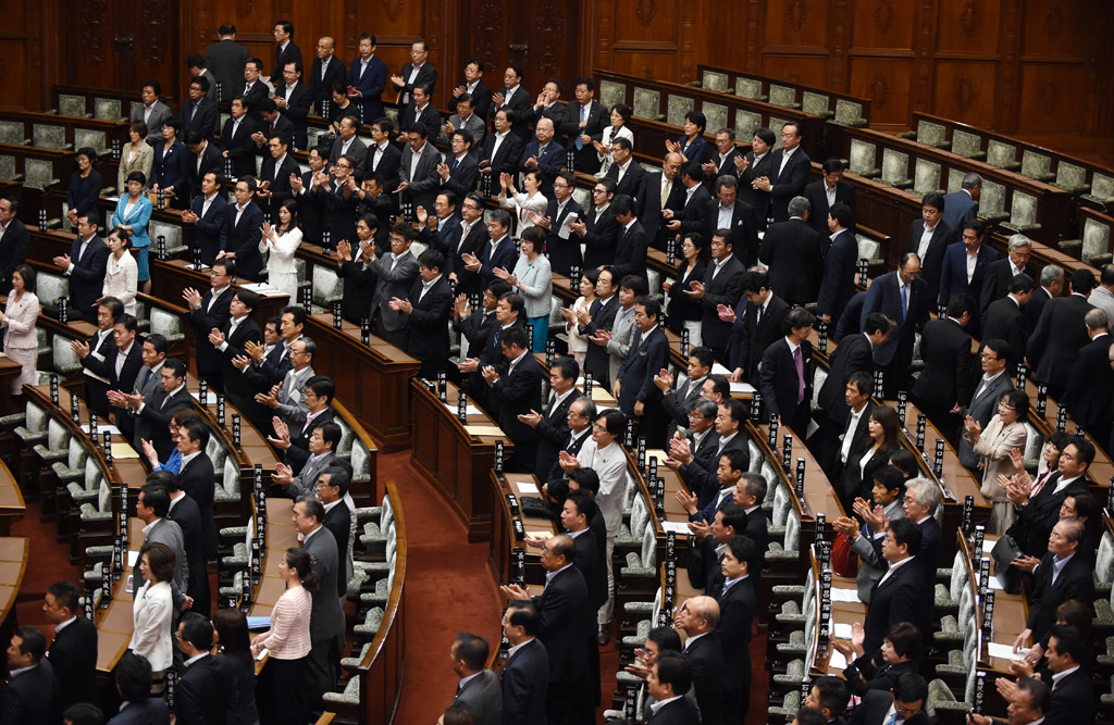 Applaus im Oberhaus des japanischen Parlaments in der Nacht zum Samstag nachdem die Sicherheitsreform abgesegnet wurde