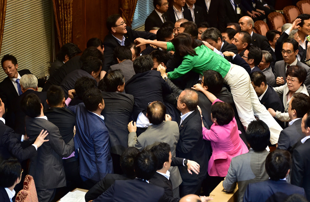 Tumulte in Japans Parlament
