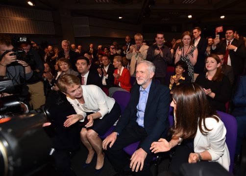 Jeremy Corbyn (2. vorne rechts) ist neuer Labour-Chef