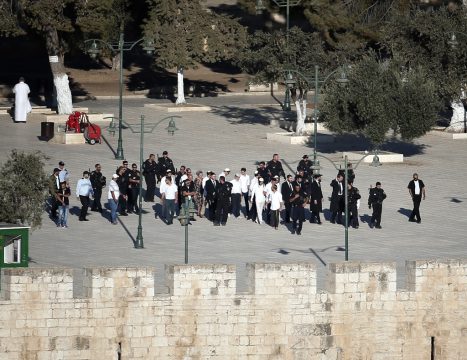 Israelische Polizisten bieten Juden am Tempelberg Begletschutz
