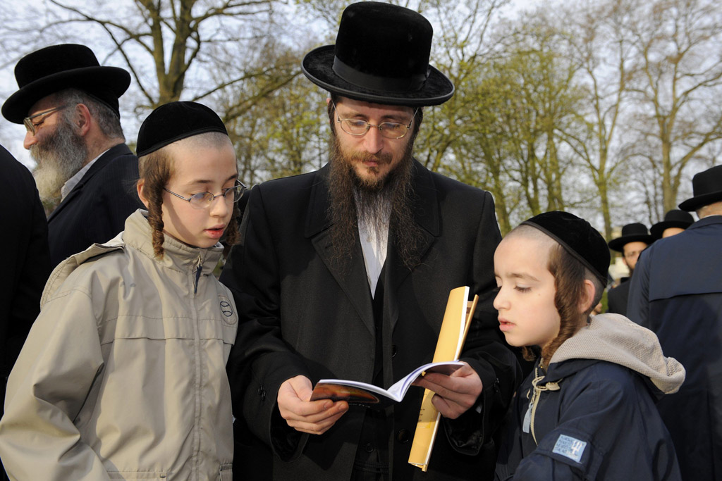 Orthodoxe Juden bei einer Zeremonie in Antwerpen