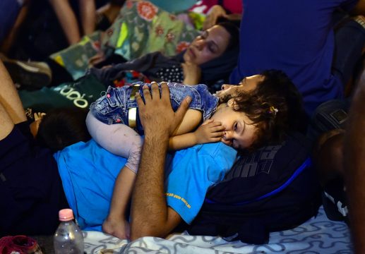 Flüchtlinge verbringen die Nacht vor dem Budapester Ostbahnhof