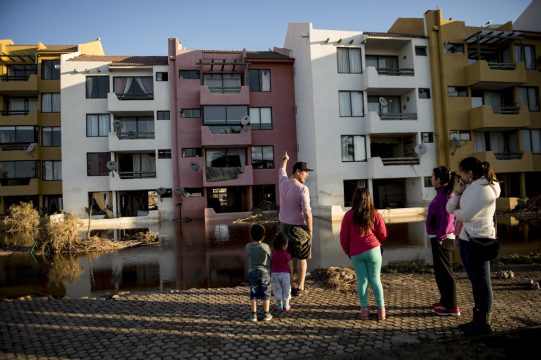 Nach Erdbeben: Einwohner von La Serena beobacten ein beschädigtes Gebäude