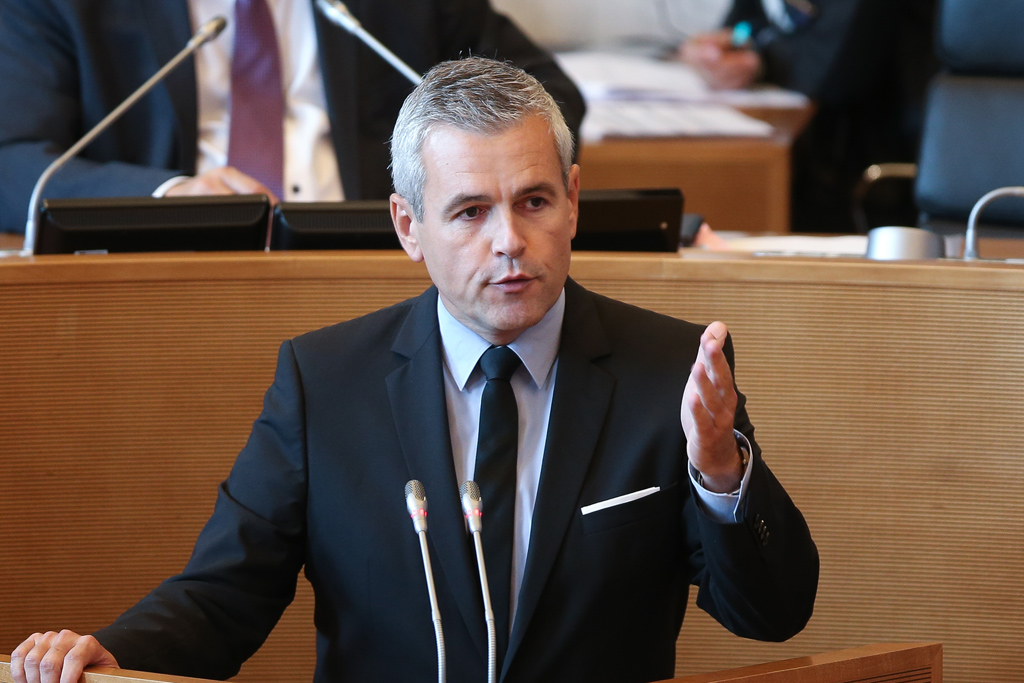 Finanzminister Christophe Lacroix im wallonischen Parlament