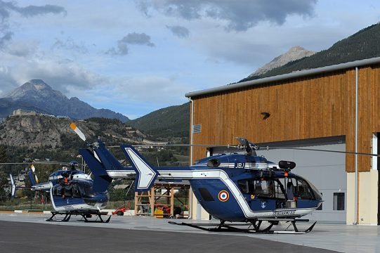 Französische Polizeihelikopter vor der Polizeistation in Villar-Saint-Pancrace (15.9.): Die Rettungskräfte setzten insgesamt drei Hubschrauber ein