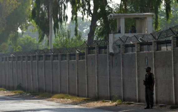 Soldat bewacht Luftwaffenstützpunkt im Nordwesten Pakistans