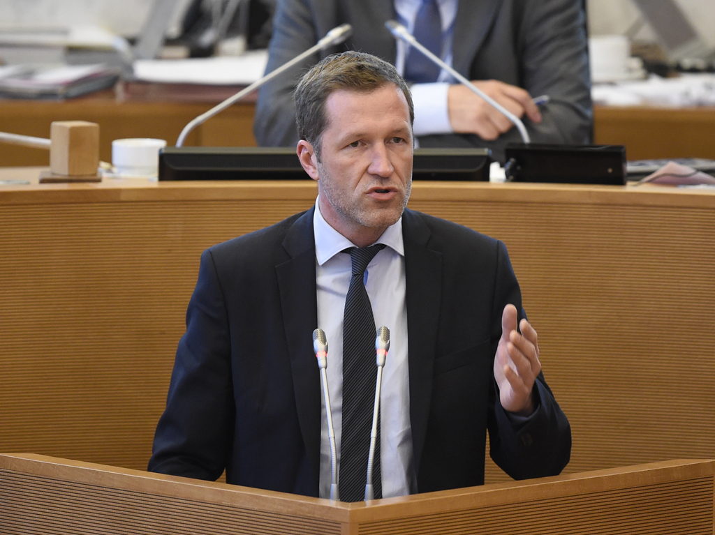 Ministerpräsident Paul Magnette im Parlament von Namur