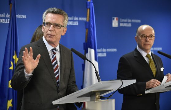 Der deutsche Innenminister Thomas de Maizière und der französische Innenminister Bernard Cazeneuve bei einer Pressekonferenz am Montagabend in Brüssel