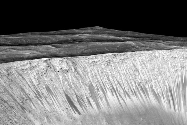 Marssonde findet Hinweise auf flüssiges Wasser