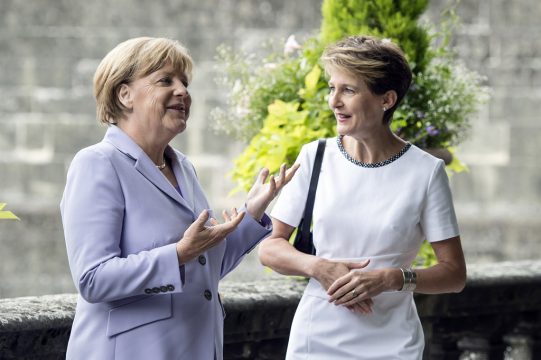 Deutschlands Bundeskanzlerin Angela Merkel mit Simonetta Sommaruga, Bundespräsidentin der Schweizerischen Eidgenossenschaft