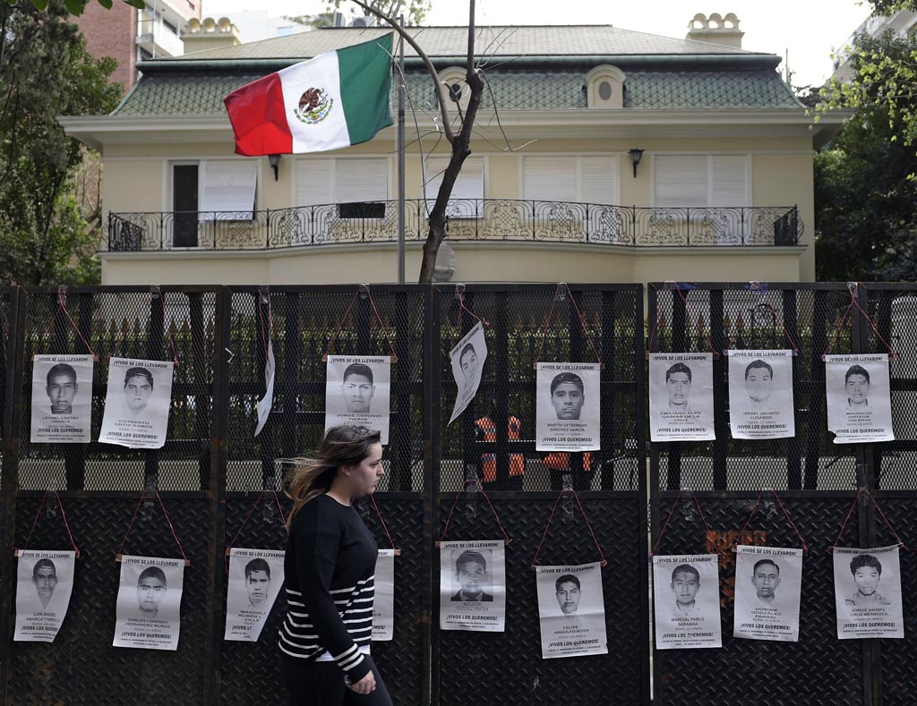 Bilder der 43 vermissten Studenten an der mexikanischen Botschaft in Buenos Aires (25.9.15.) (Archivbild: Juan Mabromata/AFP)