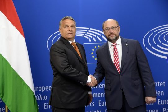 Angespannte Mienen: Ungarns Ministerpräsident Viktor Orban mit EU-Parlamentspräsident Martin Schulz in Brüssel (3.9.)