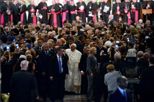 Papst Franziskus (M.) beim Verlassen der St. Patricks Kathedrale in New York