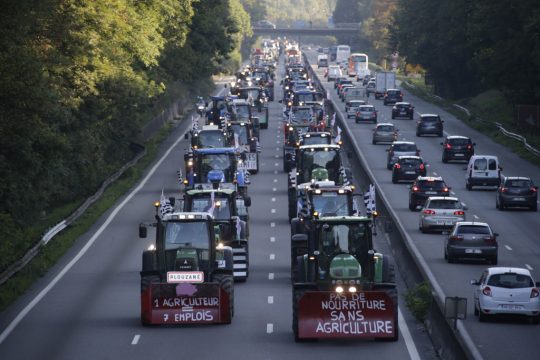 Protest-Kolonnen französischer Bauern rollen nach Paris
