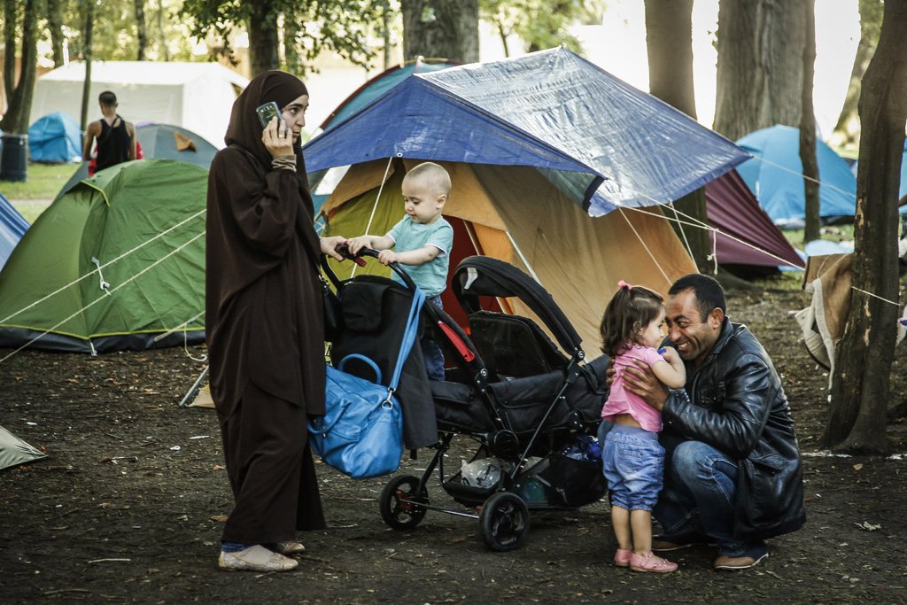 Keine Aufnahmekapazitäten mehr: Flüchtlinge campieren in einem Park vor dem Ausländeramt (Bild vom 2.9.)