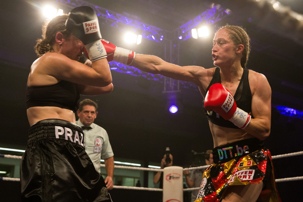 Delfine Persoon beim Kampf um den WBC-Titel gegen Diana Prazak (11.11.2014)