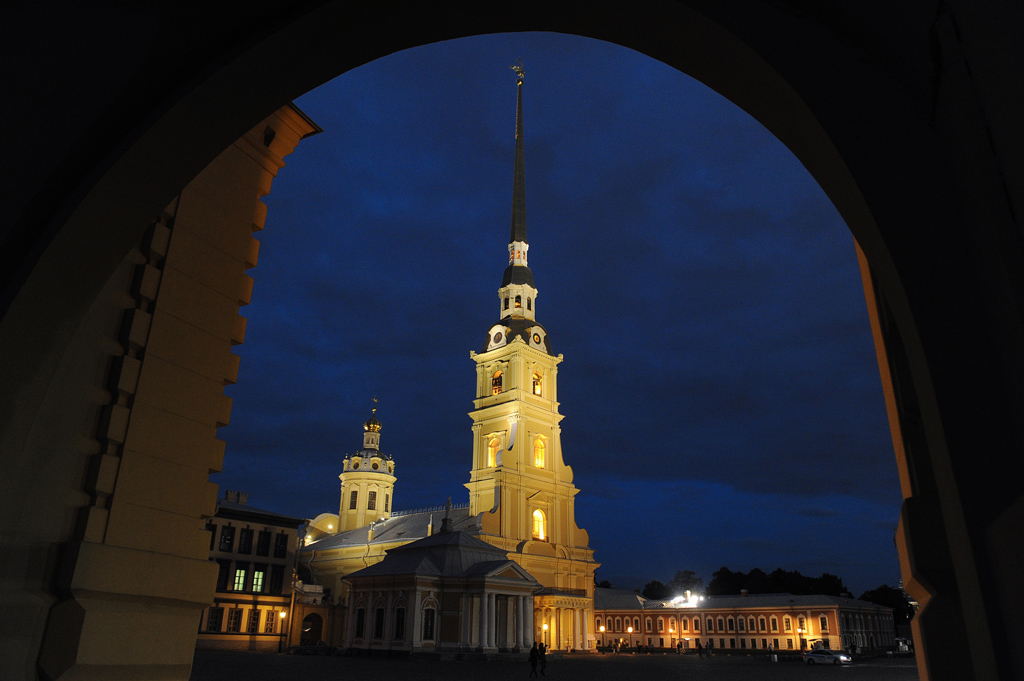 St. Petersburg bei Nacht: Blick auf die Peter-und-Paul-Kathedrale