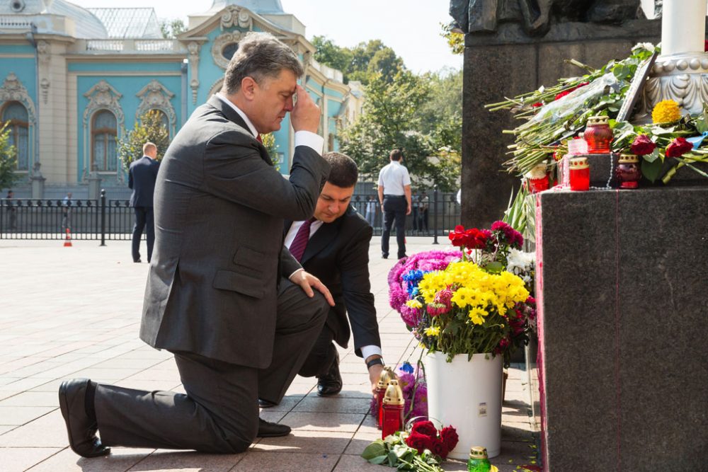 Präsident Poroschenko besucht die Stelle, an der die zwei Angehörigen der Nationalgarde tödlich verletzt wurden