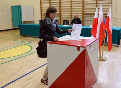 Polin bei ihrer Stimmabgabe am Sonntag in Warschau