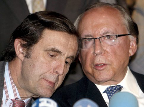 José María Ruiz-Mateos (r.) mit seinem Sohn Zoilo im Februar 2011 in Madrid