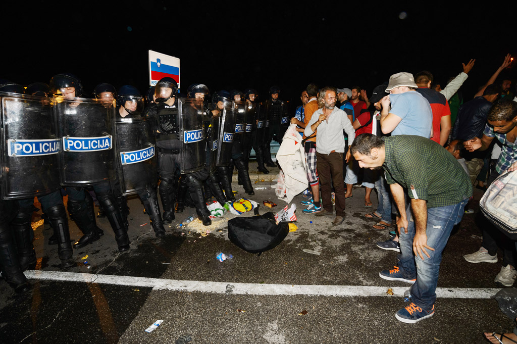 Polizei setzt Tränengas gegen Flüchtlinge ein (Bild: 18.9. in Rigonce)