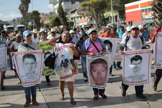 Angehörige der ermordeten Studenten demonstrieren in Chilpancingo (16.9.)